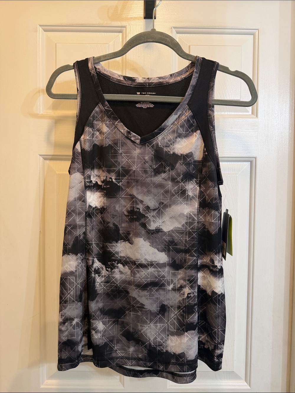 tek gear Black and Gray Geometric-Cloud V‑Neck Active Tank